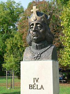 Памятник королю мадьяр — Бела IV в музейном комплексе Опустосэр.