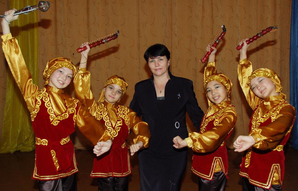 Руководитель ансамбля Нелли Ревицкая гордится своими девочками.