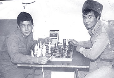 Семей Мейрембаев справа - успевали и в шахматы сыграть